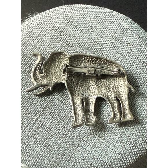 Vintage Elephant Brooch Pewter Tone Art To Wear Whimsy Career Scarf Lapel Pin - Picture 2 of 4